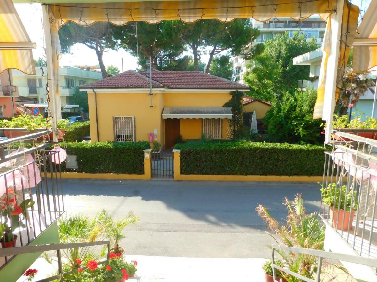 Hotel Dolores Римини Экстерьер фото